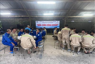 Bữa cơm Công đoàn, gắn kết người lao động.