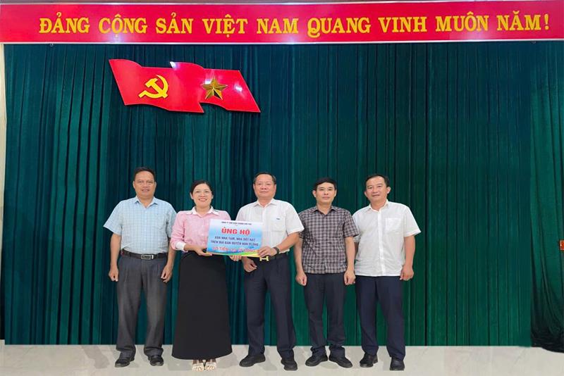 Công ty Cổ phần Thủy điện Vĩnh Sơn - Sông Hinh ủng hộ 3,5 tỉ đồng hỗ trợ xóa nhà tạm, nhà dột nát tại huyện Kon Plông.