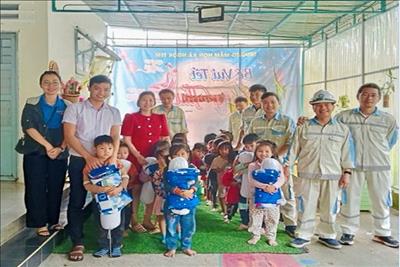 Công ty Thủy điện Thượng Kon Tum: Thăm, tặng quà cho các cháu học sinh mầm non.