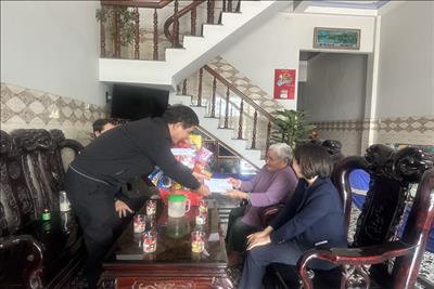 Thăm hỏi Mẹ Việt Nam anh hùng và gia đình chính sách nhân dịp Xuân Quý Mão 2023.